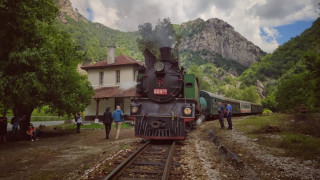 Организират пътувания по теснолинейката с парен локомотив