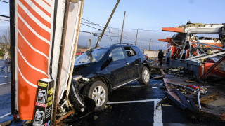 Най малко шестима души са загинали при преминавнето на торнадо през