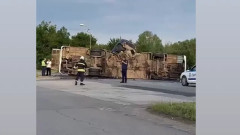 Автобус се обърна след тежка катастрофа на „Челопешко шосе“ в София! Един човек е загинал, а 25 са ранени