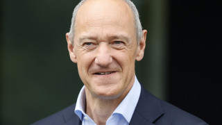 Защо този мениджър на компания с над $250 милиарда активи отговаря на мейлите само с две букви?