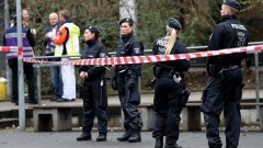 Почина полицаят, ранен при нападение с нож в Германия 