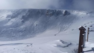 Голяма лавина падна в улеите над хижа Рилски езера съобщава