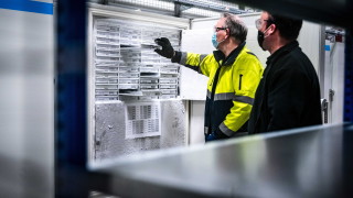 Холандското правителство обяви във вторник че постепенно ще разхлабва наложената