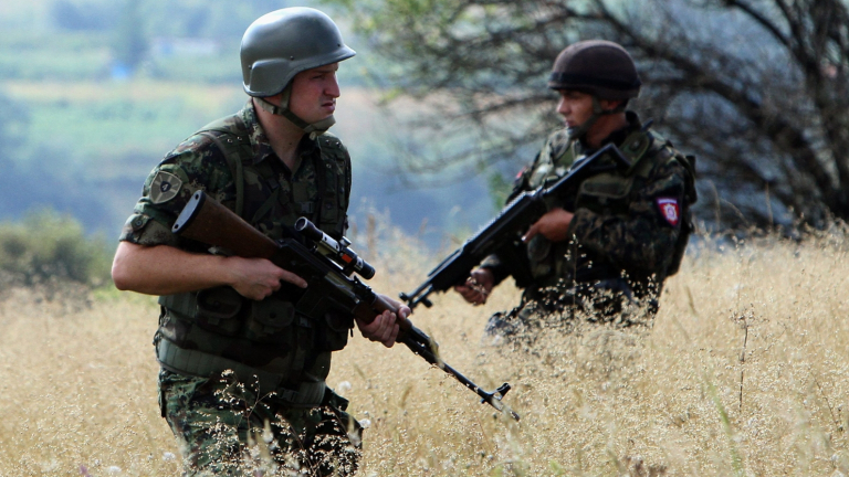 Сърбия изпрати специални части на границата с Унгария, докато стотици