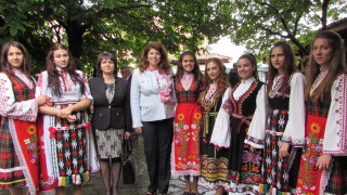 Българската роза да е визитката на председателството ни, иска Илияна Йотова