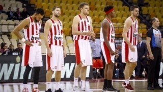 Олимпиакос с българския национал Александър Везенков започна с тежка загуба