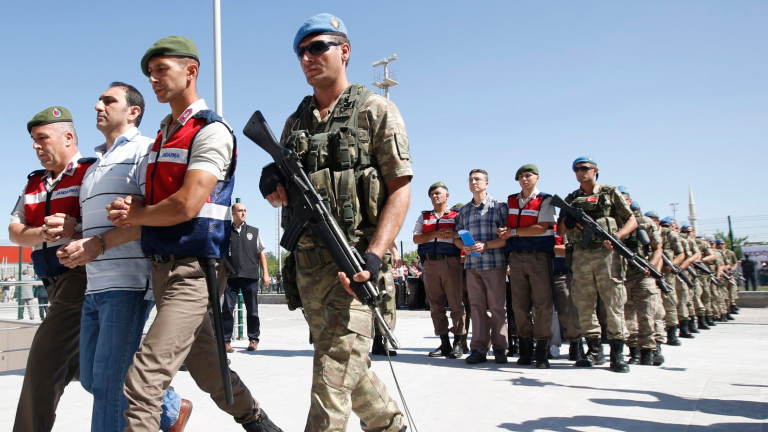 Турция задържа 121 бивши служители на външно министерство