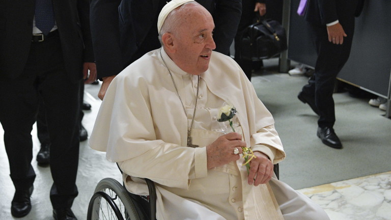 Папата е изкарал спокойно първата следоперативна нощ в болницата