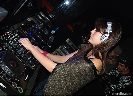 Жена ди джей спечели договор с Back2Back