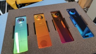 Докато някои производители на смартфони се чудят как да уголемят