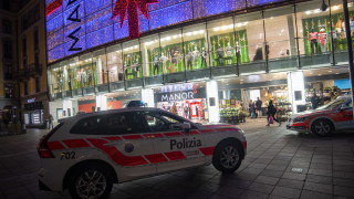 Швейцарската полиция идентифицира швейцарска гражданка която заби нож във врата