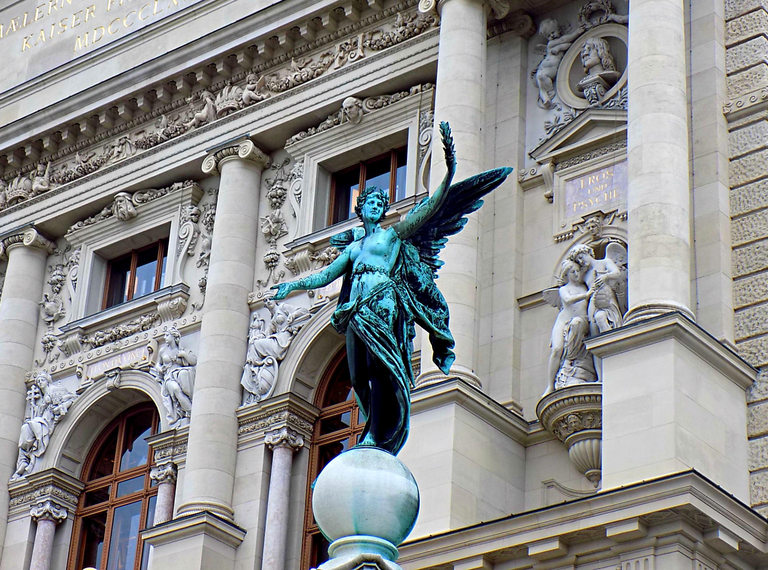 Статуя пред Музея на история на изкуството