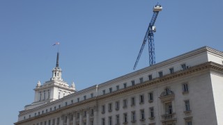 Разследват смъртта на охранител на ремонта в Партийния дом