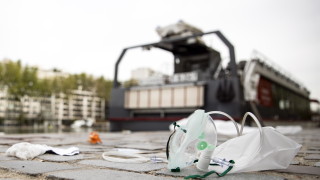 Носещ ножици мъж в Париж е намушкал пощальон в гърлото