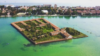 На кратко разстояние с лодка от идиличните канали на Венеция се