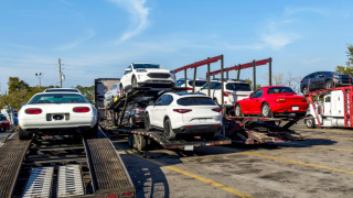 Небостъргачи от метал и стъкло и под тях гигантски