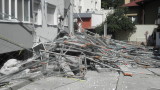 Скеле за санирането на 13-етажен блок се срути в Благоевград
