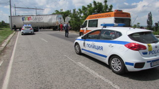 Тежкотоварен камион надвисна над жп линия след като катастрофира на