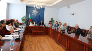 Служебният здравен министър Галя Кондева и Отрасловият съвет за тристранно