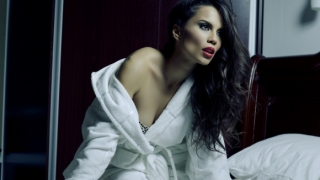 Секси брюнетка изненада съперника на Гришо (СНИМКА)