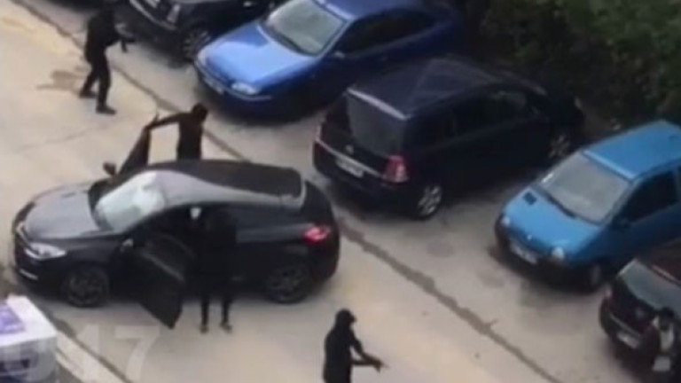 В Марсилия маскирани стреляха с Калашников 