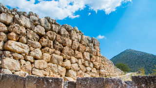 Археолози от САЩ откриха царски погребения в Гърция