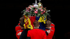 Погребението на кралицата - от паяк върху ковчега до песен от сватбата