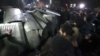 Водни струи срещу протестиращи в центъра на Ереван