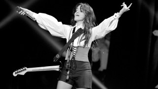 Близо година след напускането на Fifth Harmony Камила Кабейо е