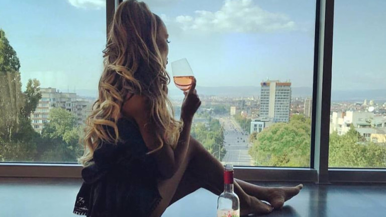 Николета Лозанова смени визията си. Водещата на Папараци публикува в