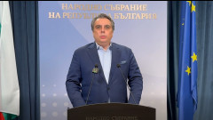 Асен Василев с въпроси към Радев: Иска ли силна България или Орбанов модел?
