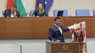 Величие възмутени от подмяната на Конституцията В декларация от името