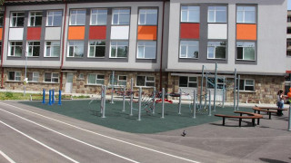Властта дава 14 млн. евро в училища, детски градини, общежития, спортни площадки и салони