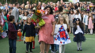 Първият учебен ден дойде Очаква се над 57 000 първокласници да