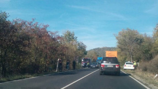 Километрични опашки в Кресна заради тежка катастрофа