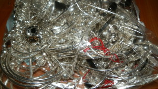 Митничари заловиха румънско семейство да пренася сребро за 78 441