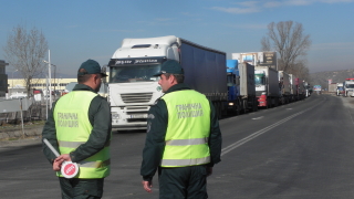 Спират движението на камионите над 12 тона по най-натоварените пътища