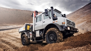 Mercedes-Benz Unimog отново бе признат за най-добрия всъдеход в света