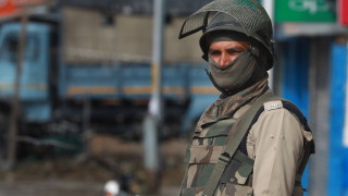 Индийските власти повдигнаха обвинения на 17 мъже за изнасилването на