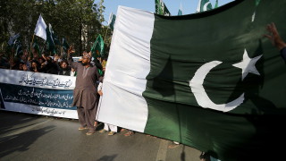 Пакистан призовава посланика на Индия за въздушния удар в Кашмир