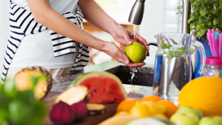 Как правилно да мием плодовете и зеленчуците