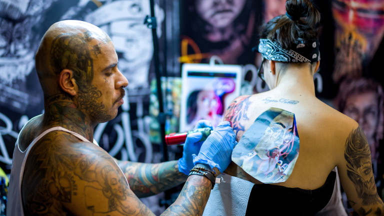 Татуировчиците в Европа притеснени за бъдещето си след забраната на мастилото