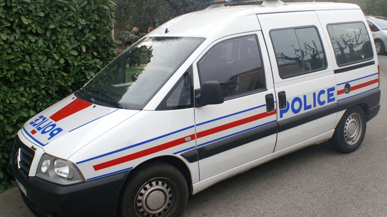 6 деца загинаха при челен удар между училищен микробус и камион във Франция