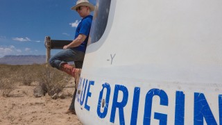 Blue Origin може да изпрати първите си туристи в Космоса през април