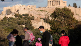 Властите в Гърция от днес започват да глобяват граждани на възраст