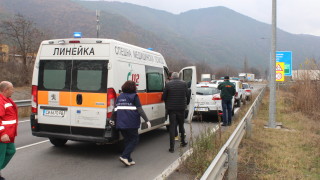 Автобус и лек автомобил катастрофираха на пътя между Благоевград и