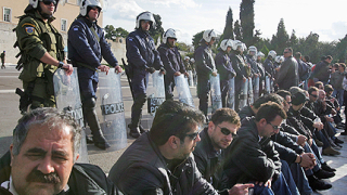 Протестиращи гърци превзеха министерство 