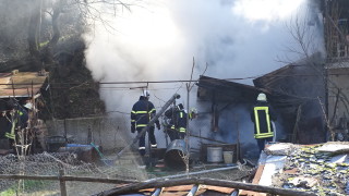 Пожар избухна в двуетажна къща в благоевградското село Еленово съобщава