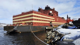 Първата в света плаваща ядрена централа пое по своя курс