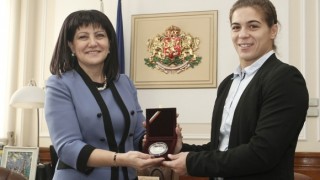 Световната шампионка по борба Тайбе Юсеин и нейният треньор Петър